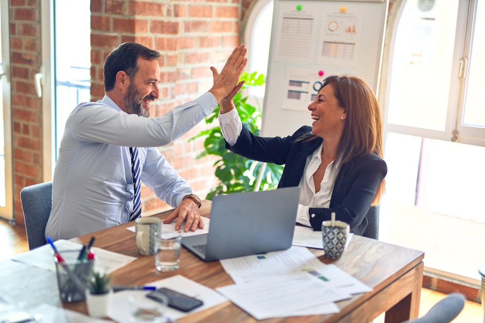 Conseiller et dirigeant d'entreprise célébrant la mise en place d'une mutuelle collective